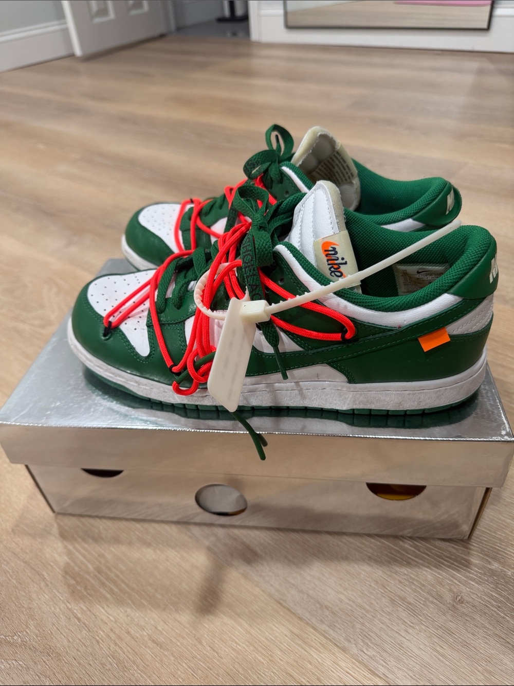 Men’s Nike Off White Dunks Pine Green size 10